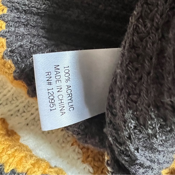 Ladies, SO slightly use large acrylic sweater from a smoke rehome - Picture 4 of 5